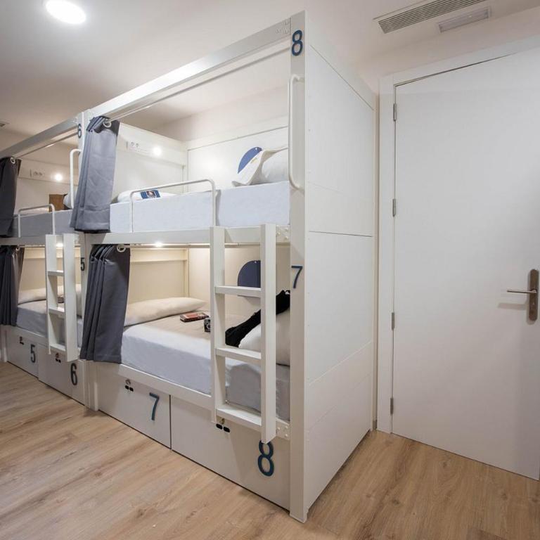 Room Gran Vía - Single Bed in 8-Bed Female Dormitory Room - 6