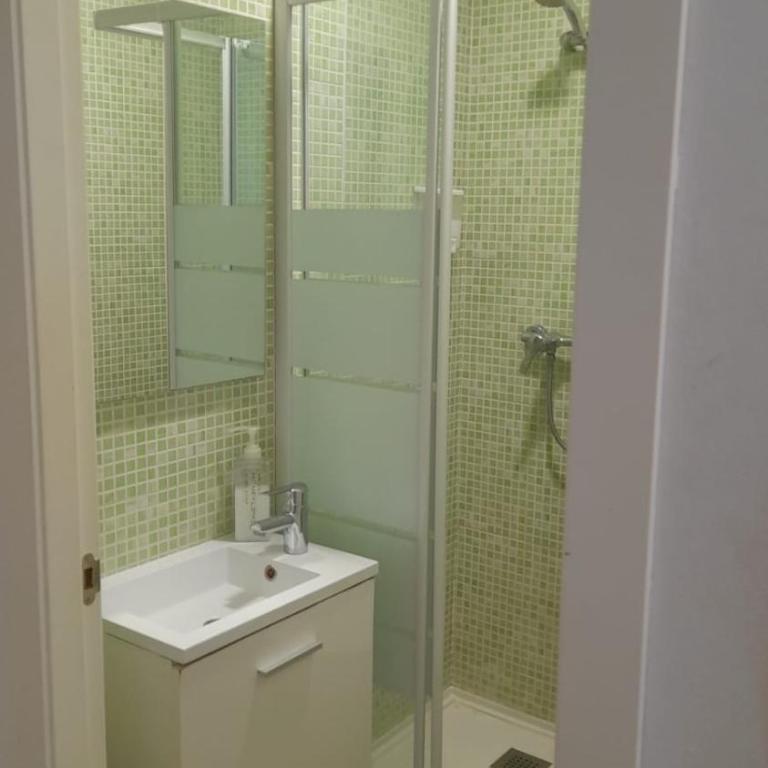 Albergue Santiago Apostol - Triple Room with Bunk Beds and Private Bathroom - 3