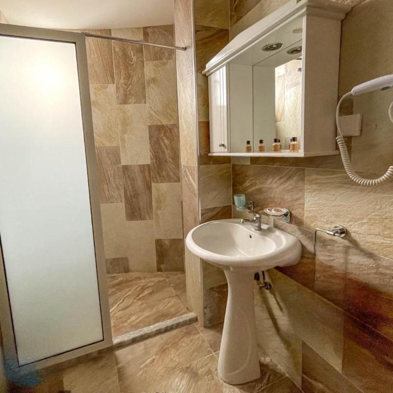 Imperial Hotel - Dvokrevetna Soba sa Bračnim Krevetom - 4