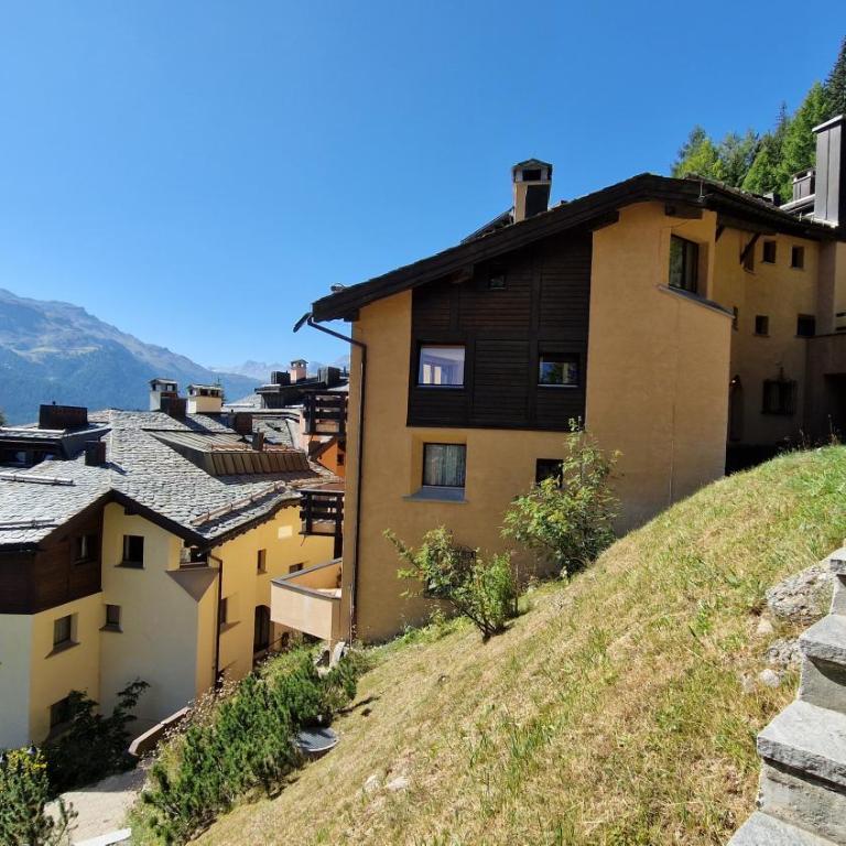 Aparthotel Chesa Bellaval - Apartment mit Seeblick - 39