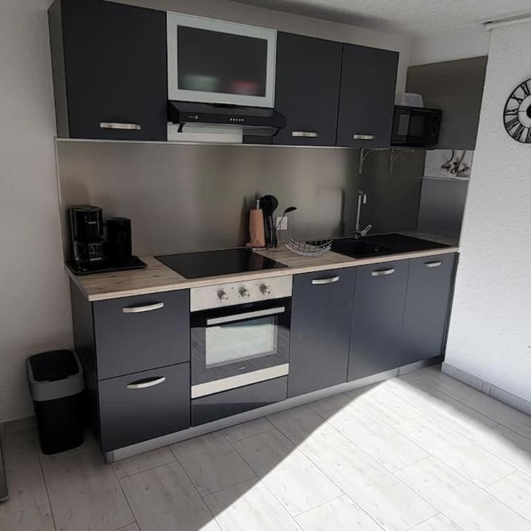 Nauticap, Joli T2 rénové, piscine, parking, 200m plage - One-Bedroom Apartment - 6