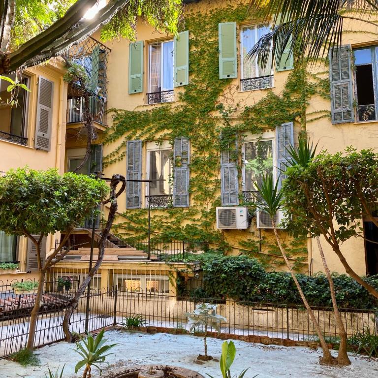 Secret Contemporary Courtyard - One-Bedroom Apartment - 16