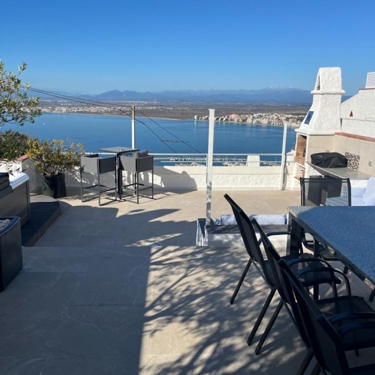 Appartement Duplex Rosas avec terrasse magnifique jacuzzi vue mer - Three-Bedroom Apartment - 20