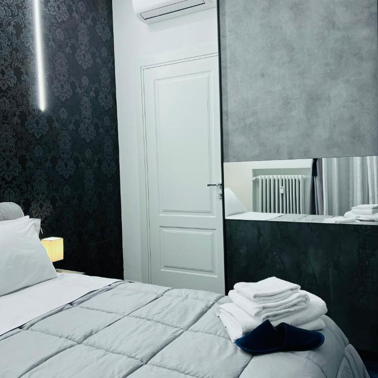 Seven Nights Bologna - Camera Matrimoniale con Bagno Privato - 9
