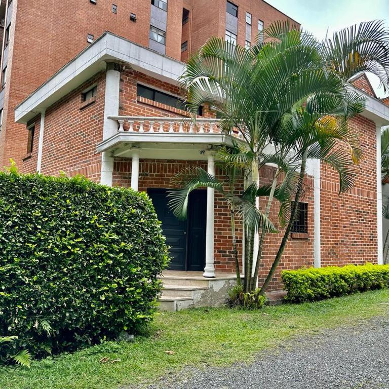 Espaciosa casa en Envigado con excelente ubicación - Casa de 4 dormitorios - 11