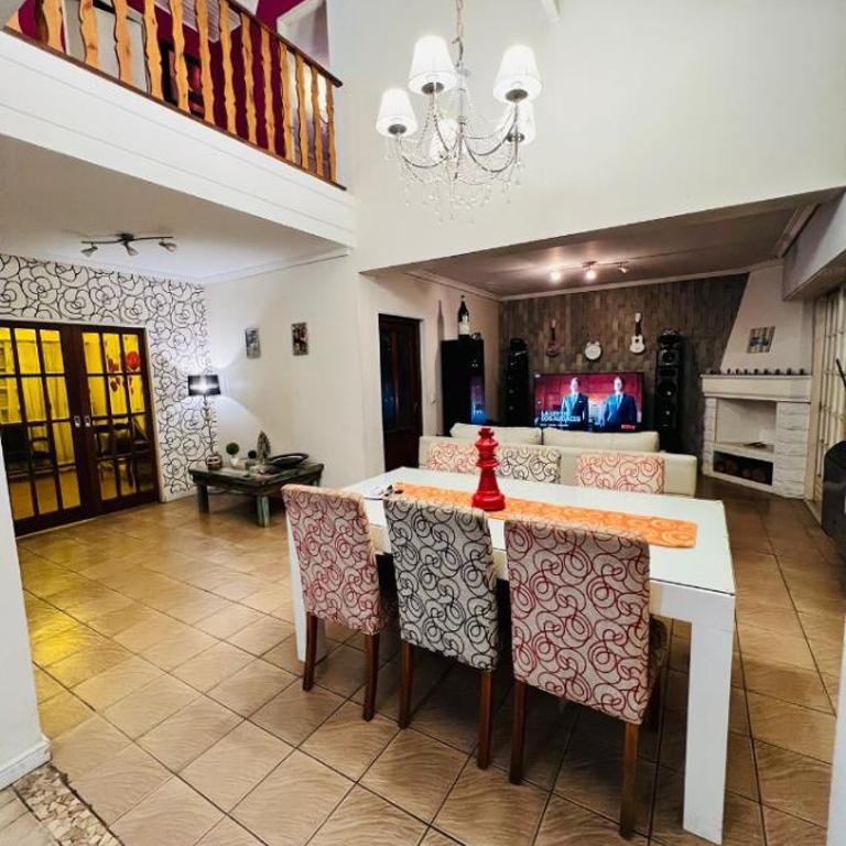 Espectacular casa c/piscina en Monte Grande - Three-Bedroom House - 5