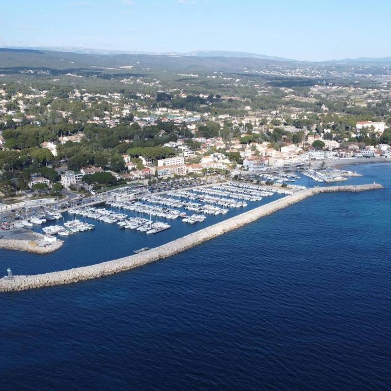 Appartement à 150m plage des Lecques, climatisé, piscine, terrasse, 2 chambres, parking - 4 étoiles - FR-1-770-29 - Appartement - 3
