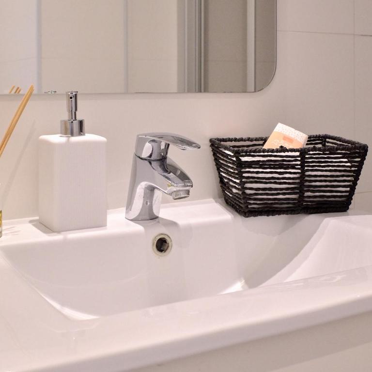 Loft elegante con techos altos en Plaza del Carmen - One-Bedroom Apartment - 14