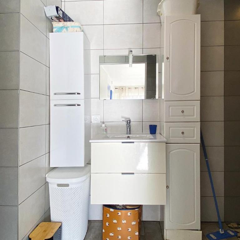 studio lumineux climatisé petit jardin et parking - Appartement 1 Chambre - 11