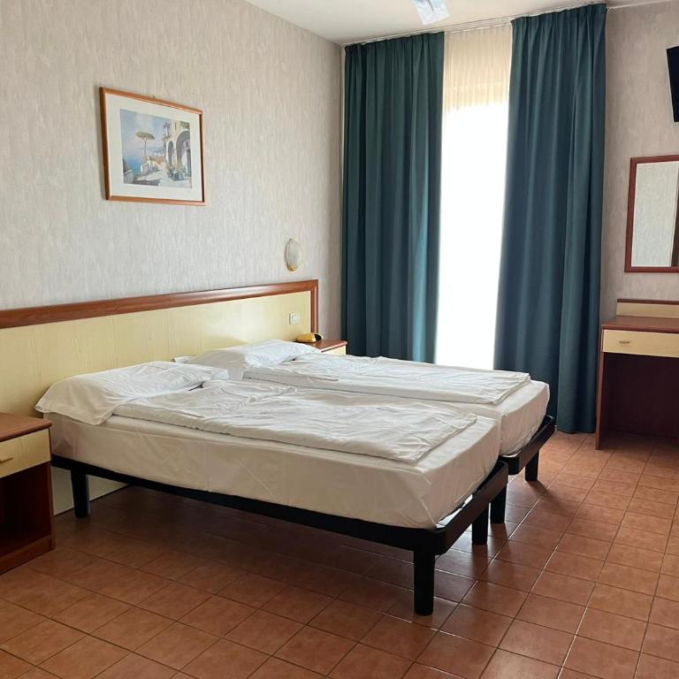 Hotel Florida - Camera Doppia con Letti Singoli con Vista Lago - 3