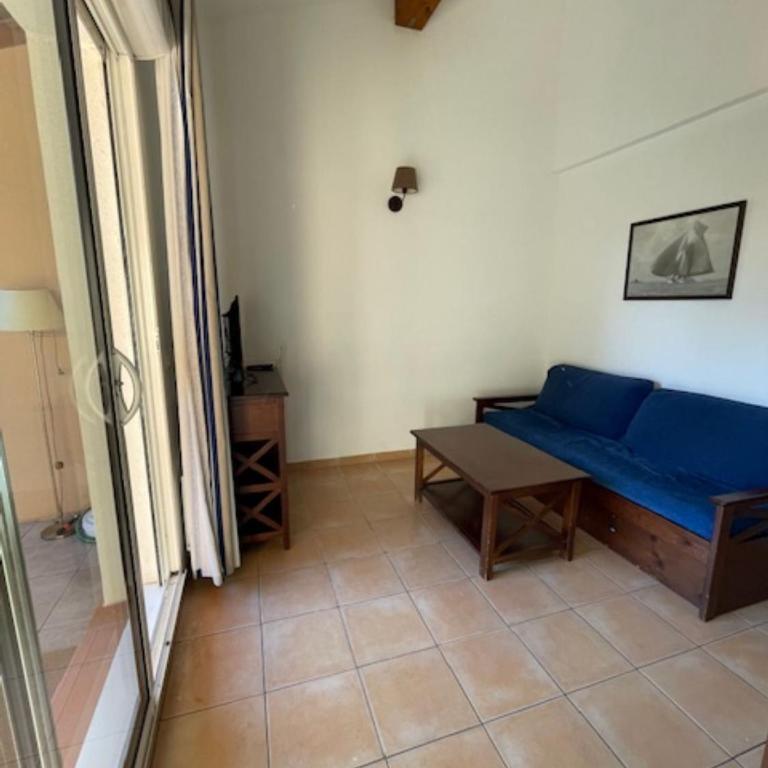 Carro, proche de la mer, appartement 2 chambres - Three-Bedroom Apartment - 2