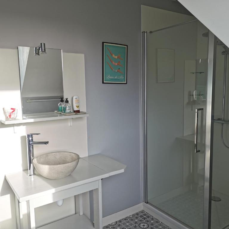 Plage du Pont - Chambres d'Hôtes - Habitación con cama extragrande y vistas al jardín - 3