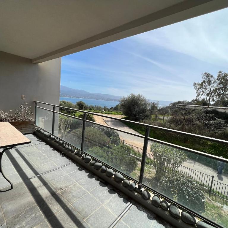 APPARTEMENT STANDING AJACCIO 5mn A PIEDS PLAGE DU RICANTO AJACCIO - Appartement - Vue sur Mer - 4