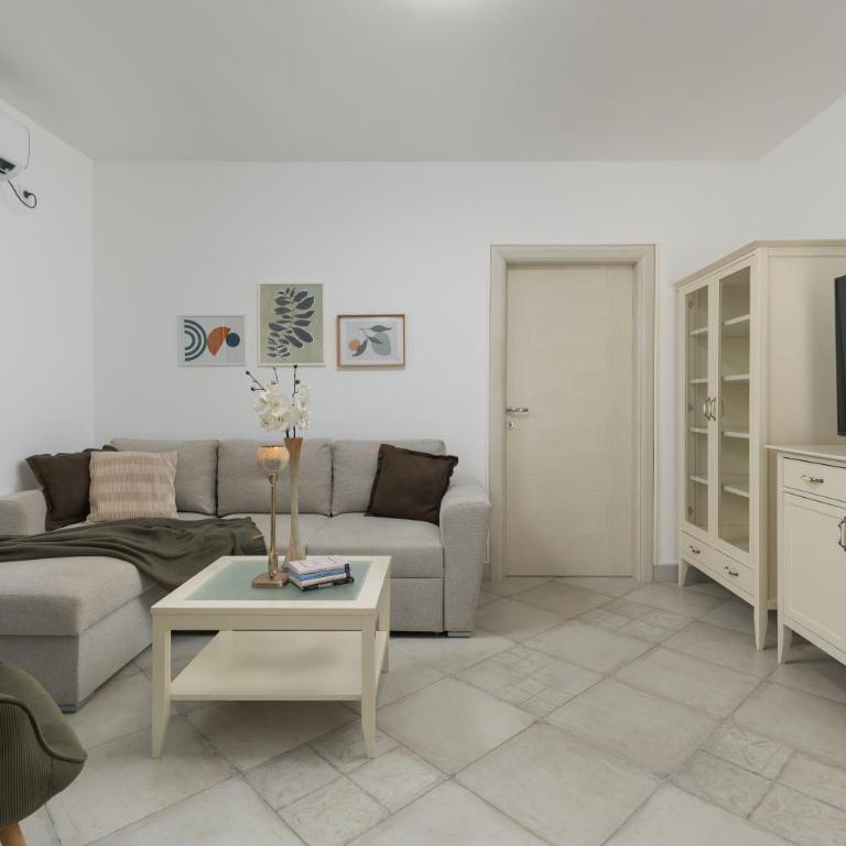 Ana's Place Near the Sea - One-Bedroom Apartment with Balcony - 13