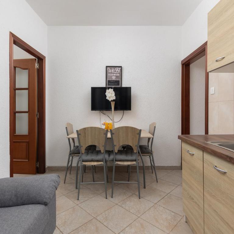 Ana's Place Near the Sea - Two-Bedroom Apartment - 12
