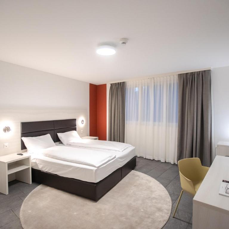 Miralago Locarno Easy Rooms - Easy Self Check-In - Camera Queen Superior con Aria Condizionata - 1