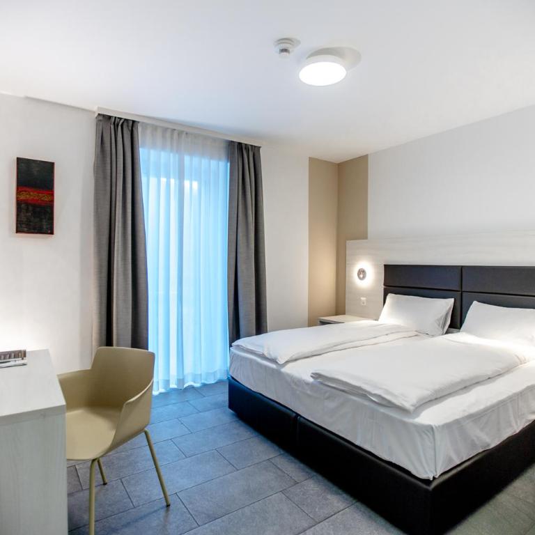 Miralago Locarno Easy Rooms - Easy Self Check-In - Camera Matrimoniale Standard con Aria Condizionata - 1