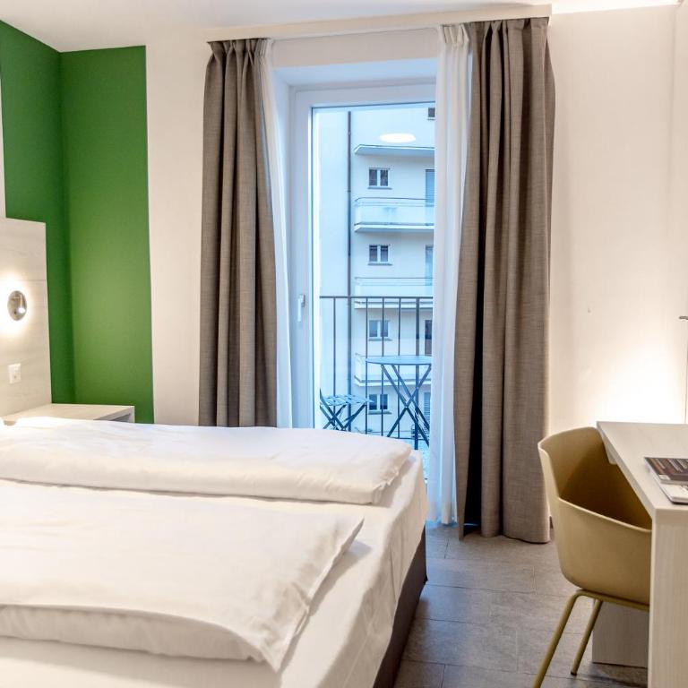 Miralago Locarno Easy Rooms - Easy Self Check-In - Camera Matrimoniale con Balcone e Aria Condizionata - 2