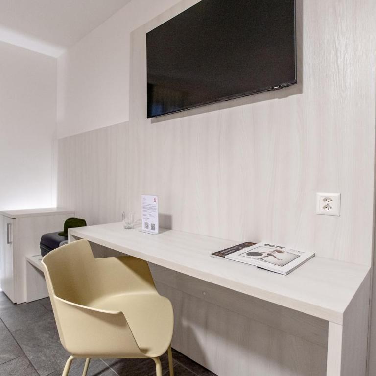 Miralago Locarno Easy Rooms - Easy Self Check-In - Camera Queen Superior con Aria Condizionata - 2