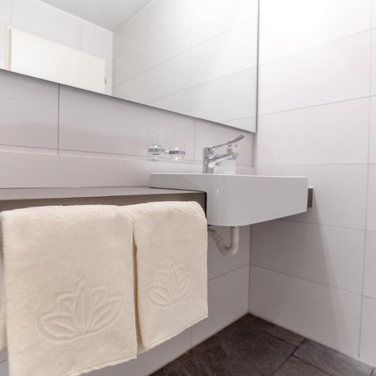 Miralago Locarno Easy Rooms - Easy Self Check-In - Camera Queen Superior con Aria Condizionata - 5