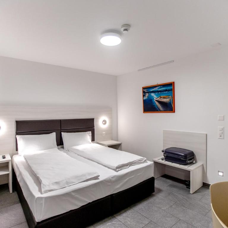 Miralago Locarno Easy Rooms - Easy Self Check-In - Camera Matrimoniale Standard con Aria Condizionata - 3