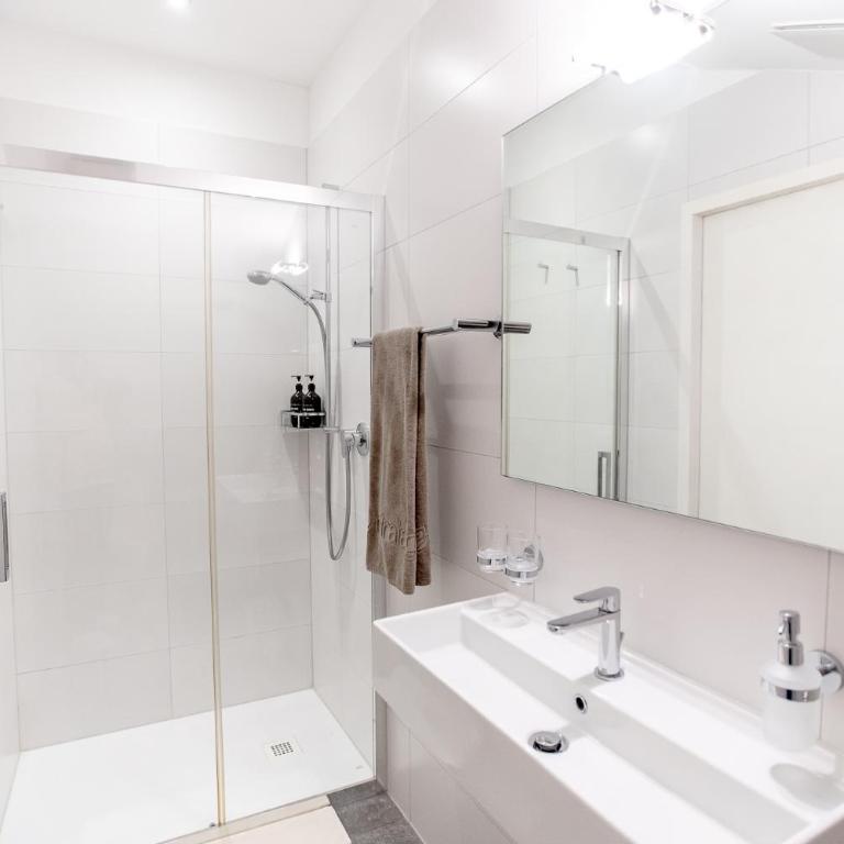 Miralago Locarno Easy Rooms - Easy Self Check-In - Camera Singola Superior con Aria Condizionata - 2