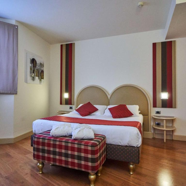 Hotel Centrale Best Western Signature Collection - Superior Queen Room with Whirlpool - Non-Smoking - 1