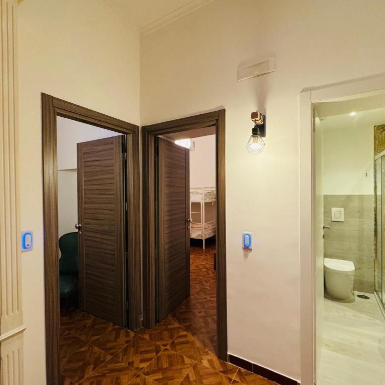 Hostel Mancini Naples - Camera Doppia con Letti Singoli e Bagno in Comune - 2