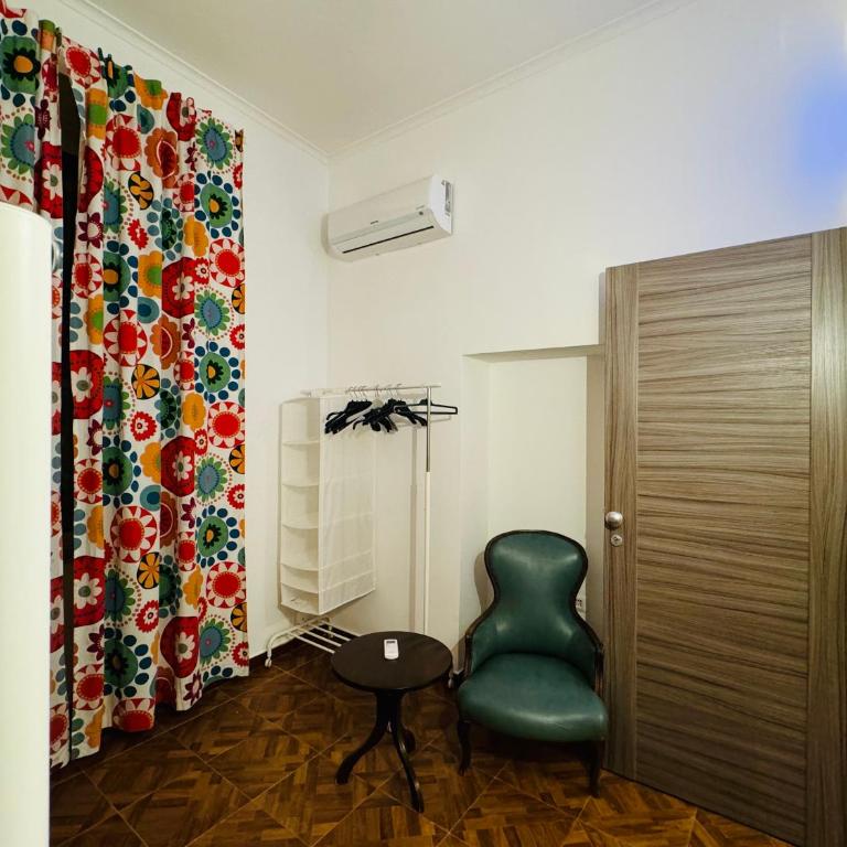 Hostel Mancini Naples - Camera Doppia con Letti Singoli e Bagno in Comune - 4