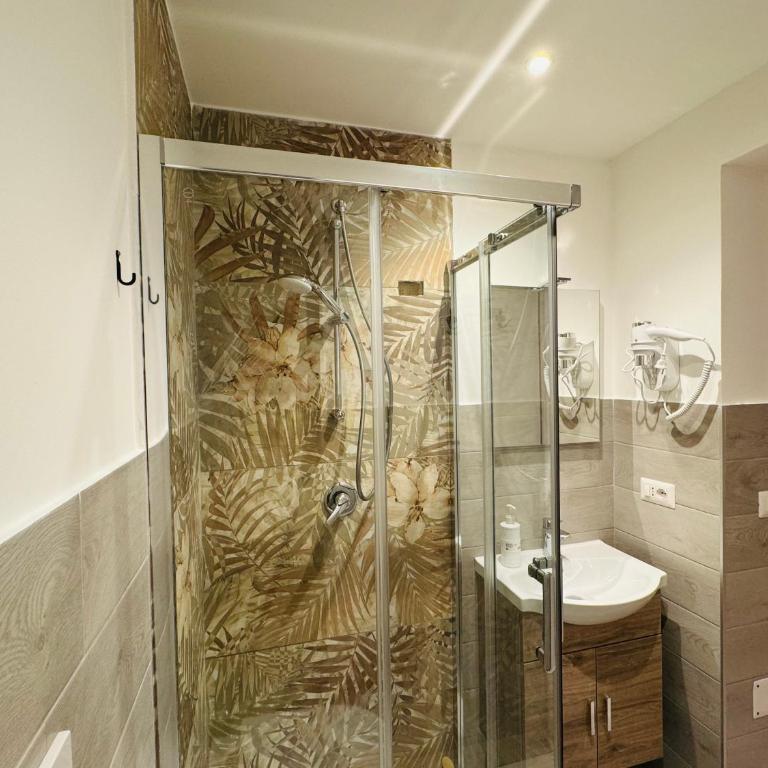 Hostel Mancini Naples - Camera Doppia con Letti Singoli e Bagno in Comune - 6