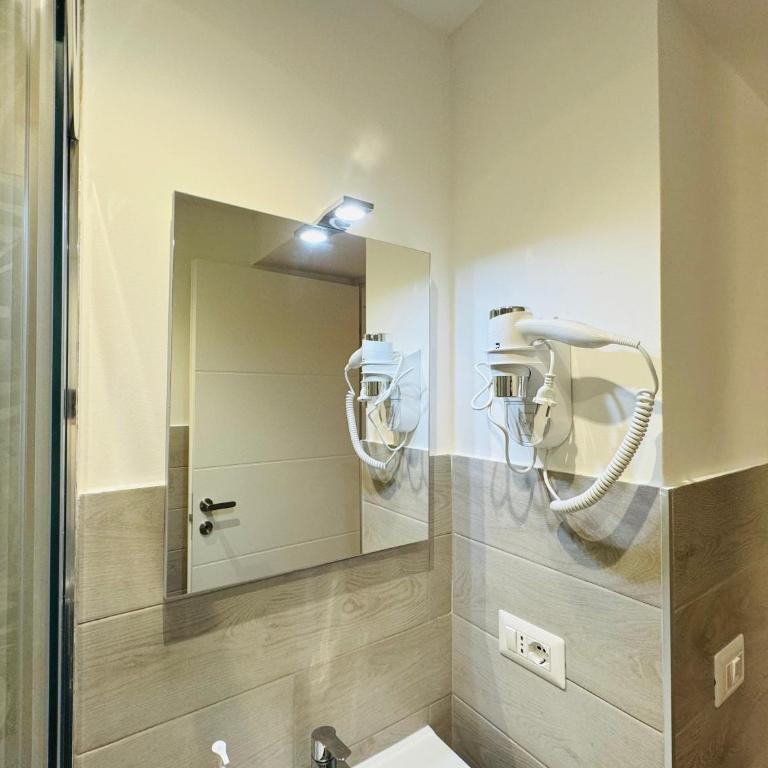 Hostel Mancini Naples - Camera Doppia con Letti Singoli e Bagno in Comune - 7