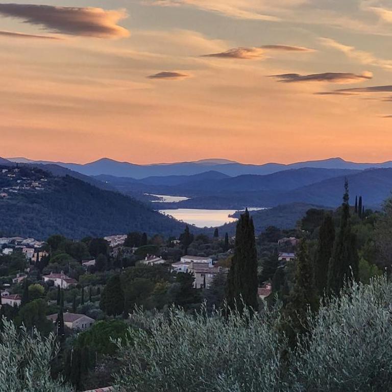 "La Colombe sous les Oliviers" Gîte jusqu'à 4 personnes - 75m2 - Sur Boooking - Rez de jardin Piscine Vue mer et lac - Casa Vacanze - 14