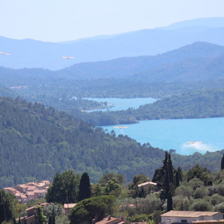 "La Colombe sous les Oliviers" Gîte jusqu'à 4 personnes - 75m2 - Sur Boooking - Rez de jardin Piscine Vue mer et lac - Casa Vacanze - 38