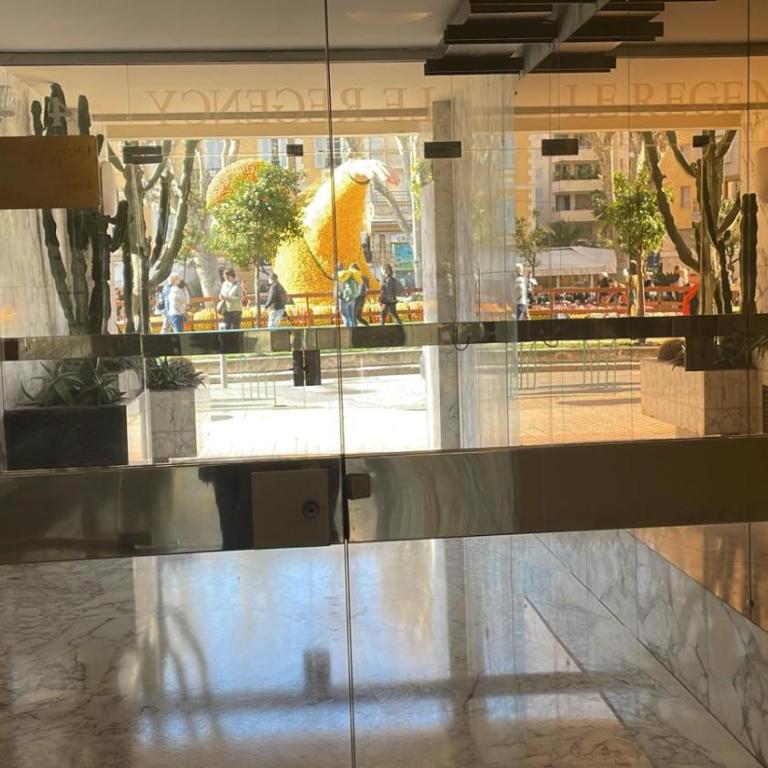 Le REGENCY, appartement familial au cœur du centre-ville, des célèbres jardins Biovès, et seulement à 1 minute à pied de la plage - Apartment mit 3 Schlafzimmern - 32
