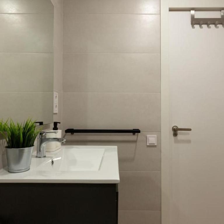 Nuevo loft en playa y cerca del centro, AC y Wifi - One-Bedroom Apartment - 6