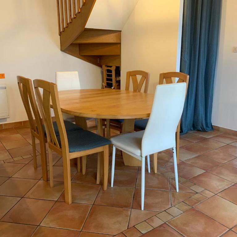 PYRENE HOLIDAYS - Appartement spacieux - chambres climatisées - cour privée - Three-Bedroom Apartment - 17