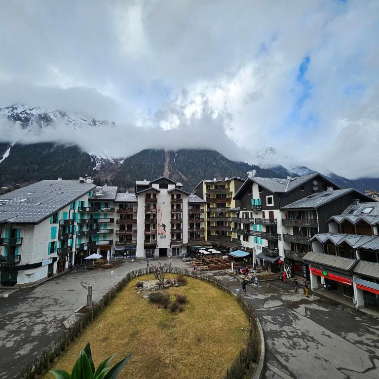 Cozy Chamonix Ski Studio with Mountain Views - Apartment with Mountain View - 32