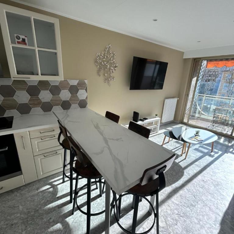 Le REGENCY, appartement familial au cœur du centre-ville, des célèbres jardins Biovès, et seulement à 1 minute à pied de la plage - Apartment mit 3 Schlafzimmern - 47
