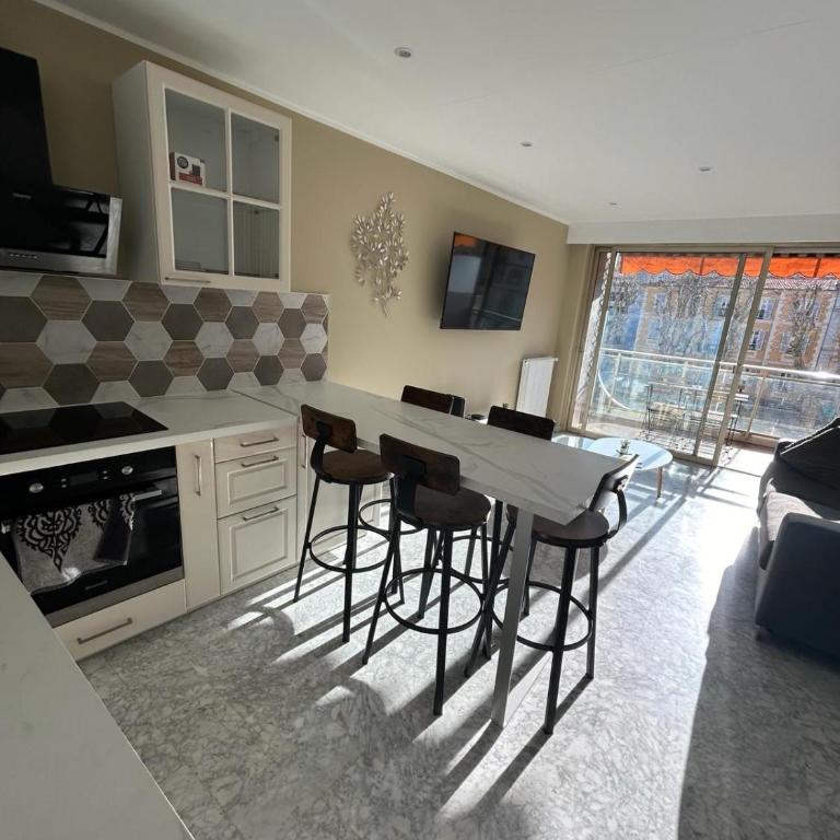Le REGENCY, appartement familial au cœur du centre-ville, des célèbres jardins Biovès, et seulement à 1 minute à pied de la plage - Apartment mit 3 Schlafzimmern - 41