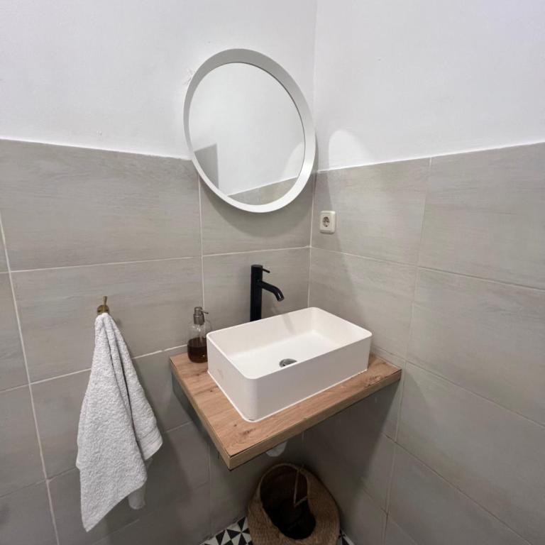 Urban rooms Fuencarral - Habitación Individual con baño compartido - 11