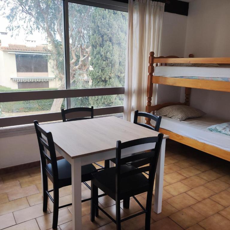 Appartement avec Piscine, Tennis, et Parking - Proche Plages et Commerces - Idéal Familles - FR-1-776-70 - Appartement - 2