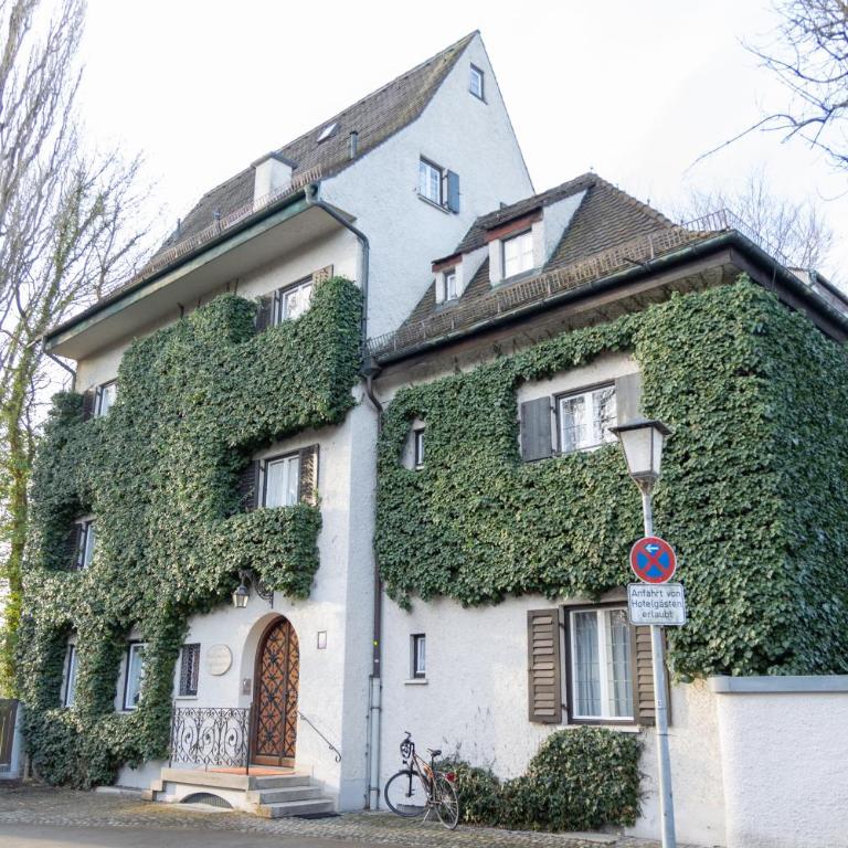 Gästehaus Englischer Garten - Economy Doppel- oder Zweibettzimmer mit Gemeinschaftsbad - 1