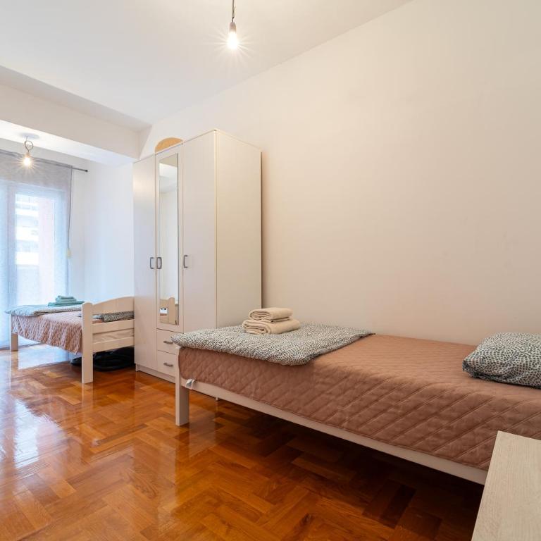 Spacious two bedroom - Two-Bedroom Apartment - 12
