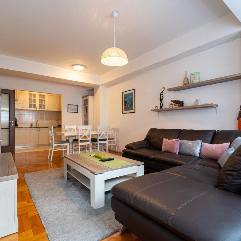Spacious two bedroom - Two-Bedroom Apartment - 37
