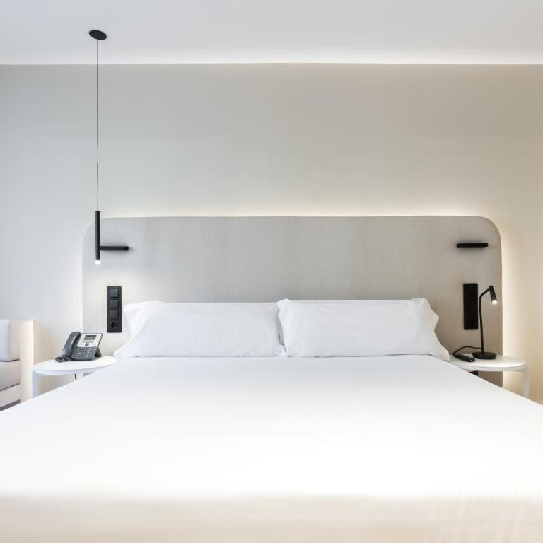 Royal Ramblas - Design Room with Ramblas view - 11