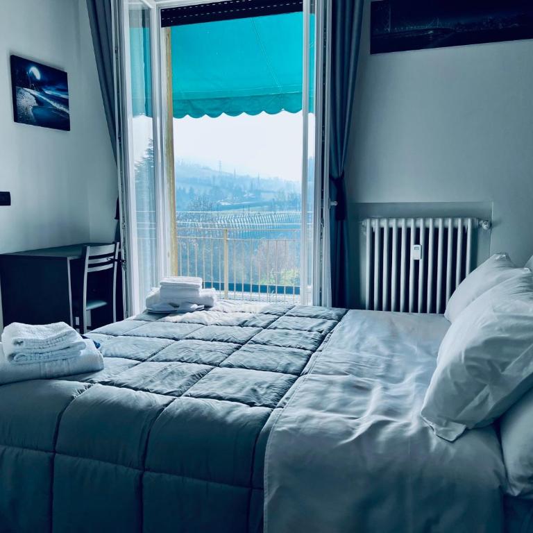 Seven Nights Bologna - Camera Matrimoniale con Bagno Privato - 5