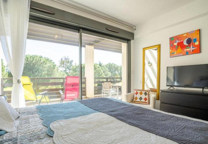 VERT Paradis ST CYPRIEN GOLF CLAIR 3 étoiles, 80 m2 avec Terrasse Pergola, Vue apaisante sur Pins parasols, 2è étage, 2 chambres, 3 CLIM, WIFI - Piscine, Parking et Park à vélos, Ascenseur - en Option Linge, Ménage - Pistes cyclables, Mer à proximité - Two-Bedroom Apartment - 28
