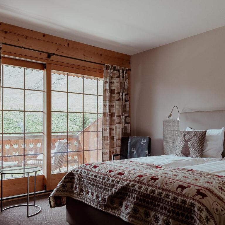 Hotel L'Etable - Doppelzimmer mit Balkon und Bergblick - 1