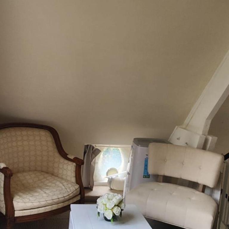 maison d'hôtes prince face au château du clos Luce - Chambre Lit Queen-Size - Vue sur Jardin - 13