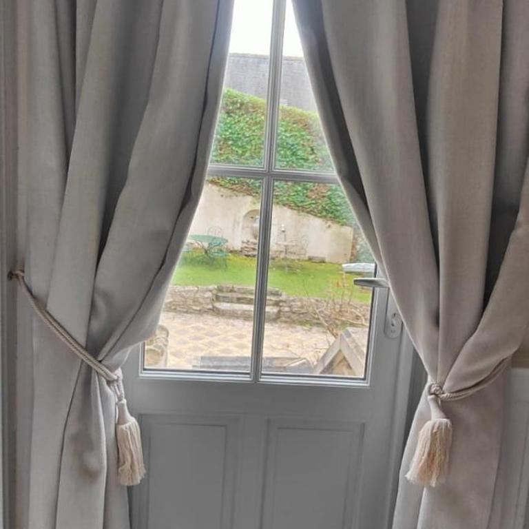 maison d'hôtes prince face au château du clos Luce - Chambre Lit Queen-Size - Vue sur Jardin - 11